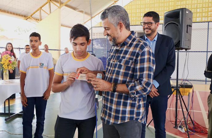 Prefeito Elmo Vaz Inicia Entrega De Mil Carteirinhas Aos Alunos E