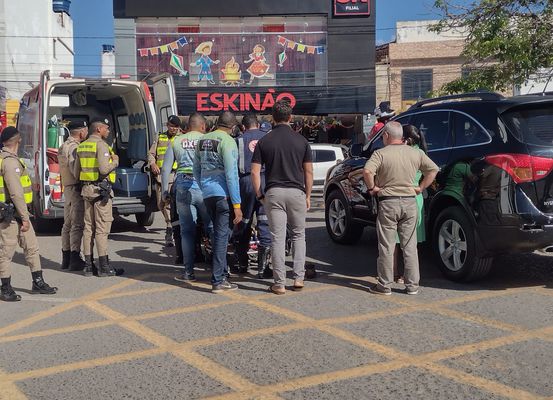 Acidente entre carro e moto deixa condutor ferido no centro de Irecê