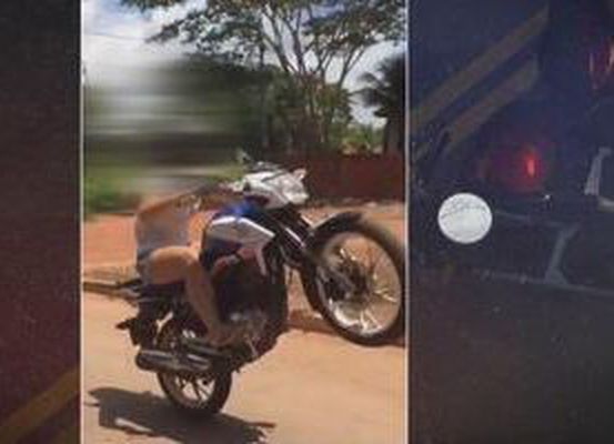 Adolescente que empinava moto bate em viatura da PM e é levado para delegacia.