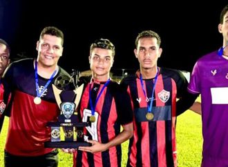 Atletas de Morro do Chapéu conquistam título invicto da Copa Níquel integrando equipe sub-16 do Esporte Clube Vitória