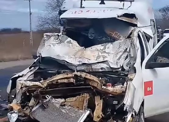 Caminhão atravessa pista e se choca com ambulância de Jussara