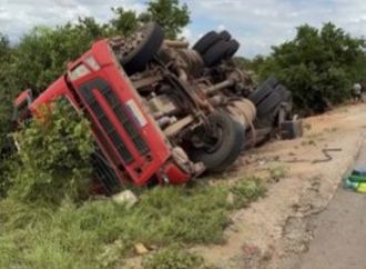 Carreta tomba próximo ao contorno de Presidente Dutra