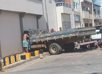 Carro desgovernado invade residência em Irecê