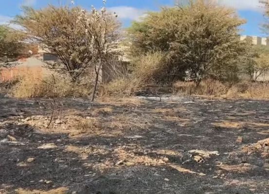 Chamas no bairro Vivendas: Incêndio em terreno força moradores a deixar casas