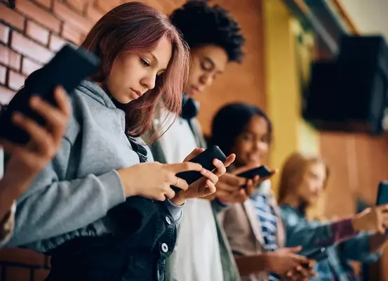 Comissão da Câmara aprova projeto que proíbe o uso de celular em escolas públicas e privadas