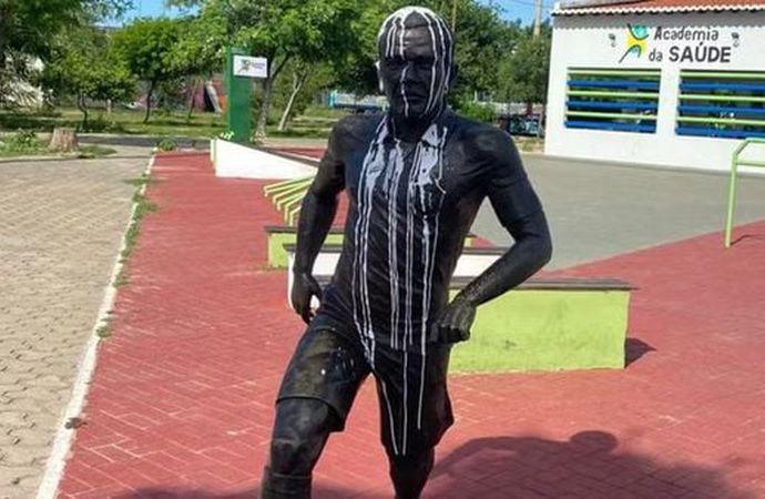 Estátua de Daniel Alves é removida de praça em Juazeiro - Irecê Notícias