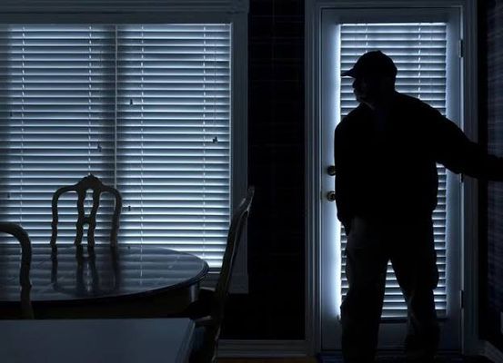 Homem tem casa roubada após acabar dormindo sem ter trancado a porta