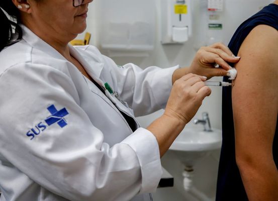 Ministério da Saúde entrega nova remessa de vacinas da dengue
