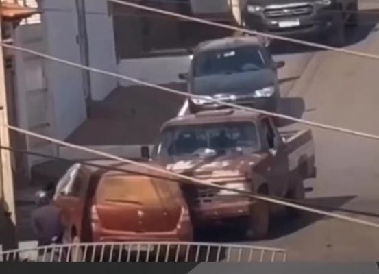 Pré-candidato a vice-prefeito em Gentio do Ouro perde controle de caminhonete e colide com carro estacionado